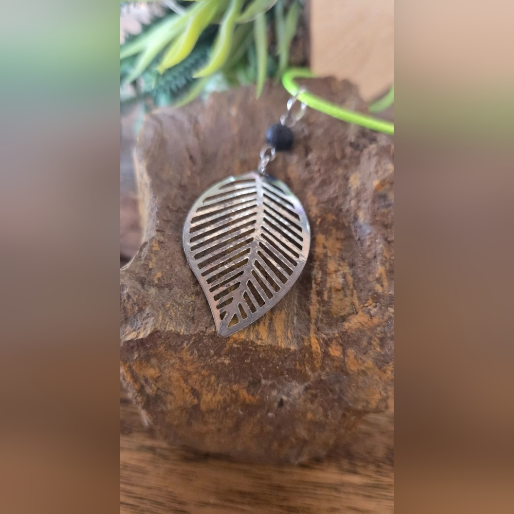 Sterling Silver Leaf Pendant Necklace in Silver